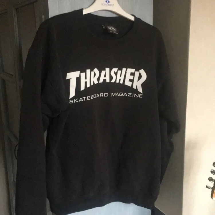 Thrasher tröja i storlek M. Pris 350kr (plus frakt 63kr), om flera skulle vara intresserade är det bud i kommentarerna som gäller. . Hoodies.