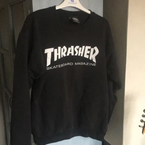 Thrasher Sweatshirt M - Thrasher tröja i storlek M. Pris 350kr (plus frakt 63kr), om flera skulle vara intresserade är det bud i kommentarerna som gäller. 
