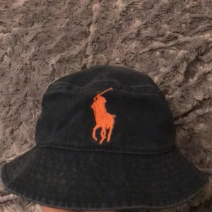 Ralph lauren buckethat - Knappt använd, passar nån med rätt litet huvud. 