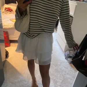 Långärmad tröja  - En långärmad tröja i ett randigt mönser! Super fin och i mycket bra skick. Säljs pga inte kommer till användning. Frakt tillkommer!!