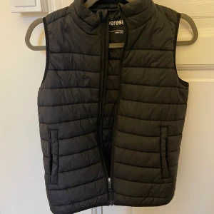 Everest väst  - Superfin och populär väst! Är i nyskick 💕 strl 146/152 men passar xxs-s (tycker själv den är lite stor på mig) tunt material! 😊