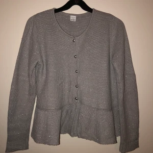 Peplum topp med knappar - Glittrig peplum topp från Lindex🤍