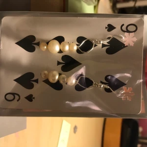 PÄRL örhängen  - Silvriga örhängen med kräm vita pärlor:)