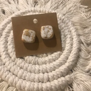 Öronhänge  - Vita guld studs