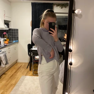 cropped hoodie m slits - croppad hoodie med slits på båda sidor. Fin lila lite pastellig färg. Storlek XS. 