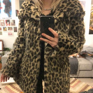 Leopardpäls - Assnygg leopardpäls (inte riktig päls!)! Riktigt bra skick och supermjuk.