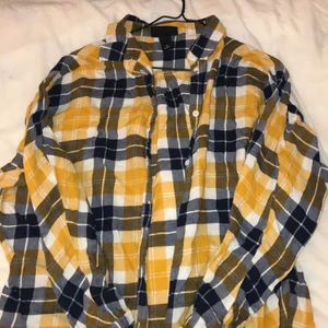 gul skjorta - köpt på monki för ett par år sedan, strl XS men är oversized så skulle säga att den är S+ 💓 jätte snyggt att ha med bara en topp under 💓 40kr (+33kr frakt) kontakta mig vid intresse ev. frågor/fler bilder 🥰