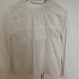 Vit blus - Vit somrig blus, aldrig använd!