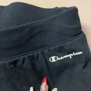Champion  - Champion mjukis byxor, svarta väldigt bekväma men är lång för de (170cm) 