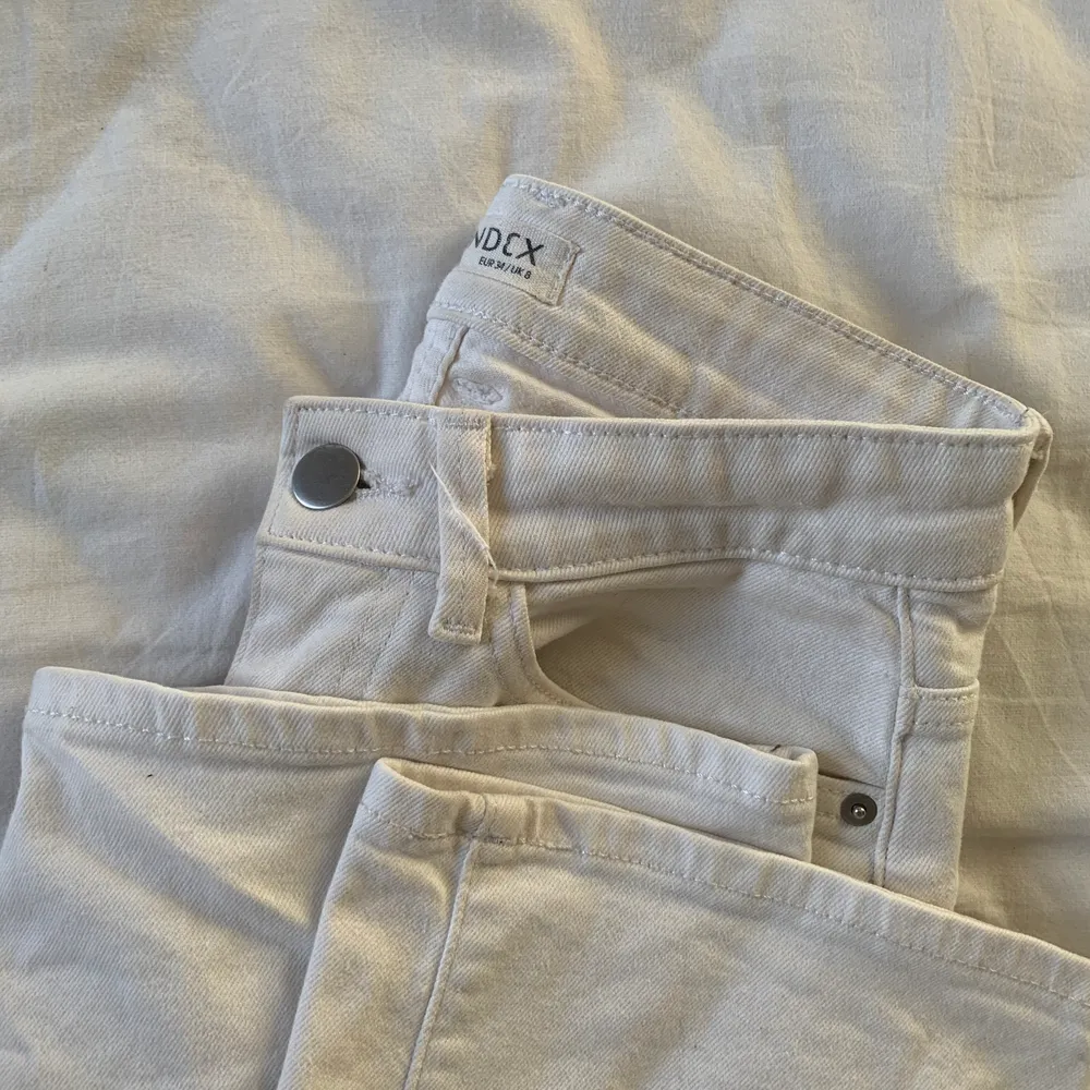 Mycket snygga vita jeans som tyvärr är för korta för mig. Raka i passformen och sitter jätte bra upptill. Ordpris: 499. Jeans & Byxor.