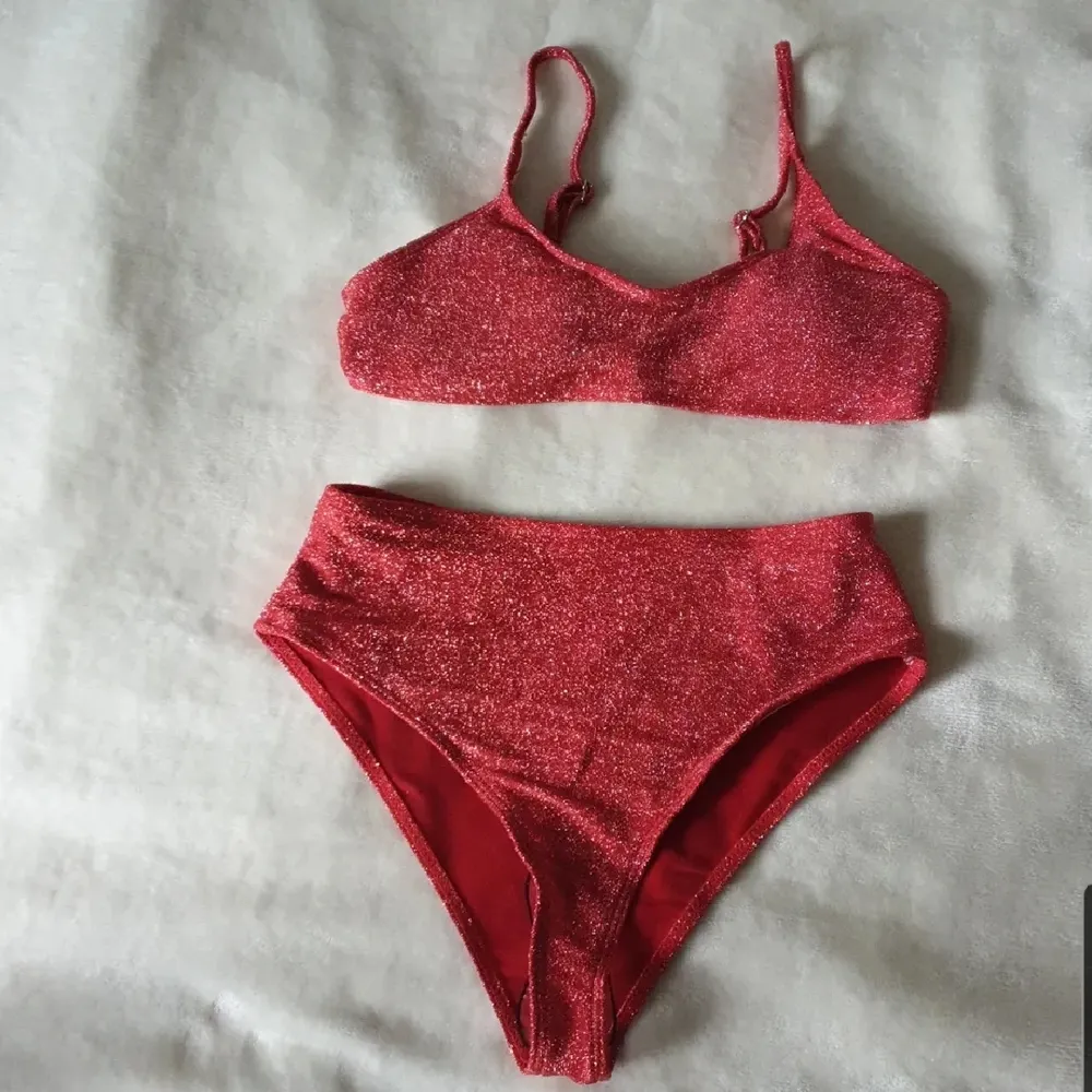 Super fin röd bikini set från Shein. Aldrig använt. Storlek S. Säljer pga fel storlek. 160 sek inkl frakt. . Övrigt.