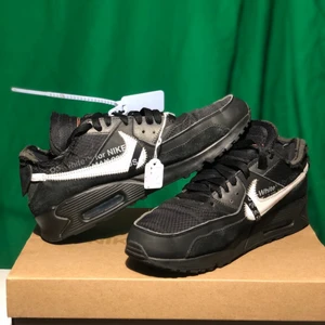 Air Max 90 Off White black - Air Max 90 Off White Black Pris: 3199kr (STEAL)  Market prize: 4000-4500kr (i detta skick) Skick: 6.5/10 EU 42.5 US 9 Box medföljer, köpt på Sneakerhyllan i Stockholm Möts upp i Stockholm eller 95kr frakt! DM för köp, bud eller frågor osv