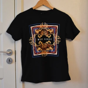 T-shirt från Gina tricot  - En cool t-shirt med tryck där det står ”make sense”. Använd några gånger men är i väldigt fint skick. Storlek M, oversized på mindre storlekar, sitter som vanligt eller möjligtvis lite oversized på M. 