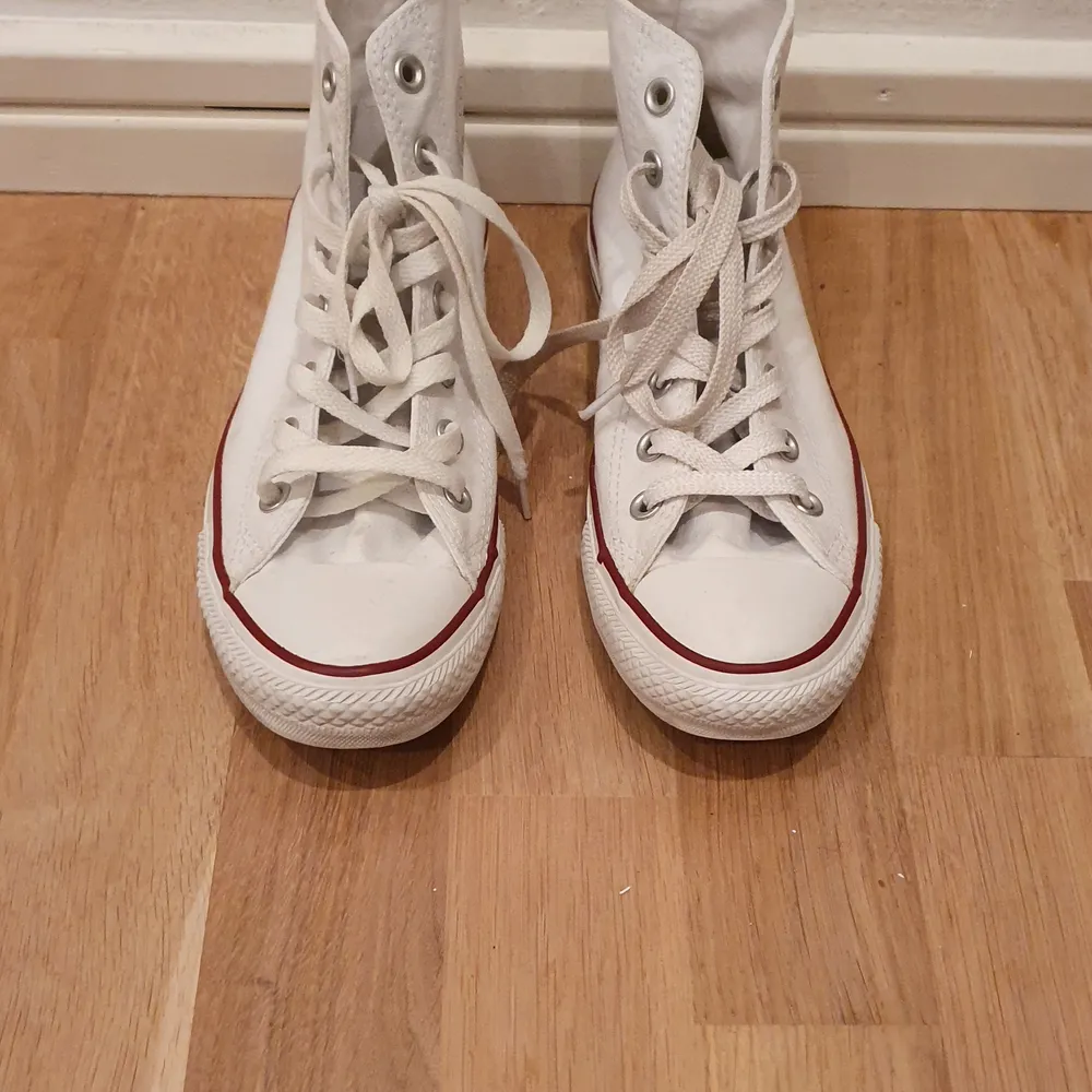 Vita converse, stl. 39, endast använda några gånger, buda! Högst bud får skorna!. Skor.