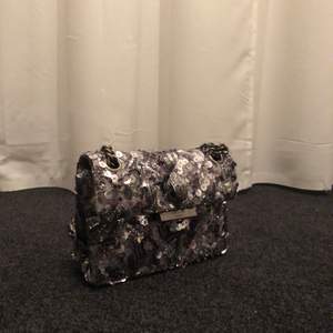 En glittrig väska med paljetter från Kurt Geiger, inköpt förra året. Bra skick. Dustbag medföljer, köpare står för frakt (63kr) 💕