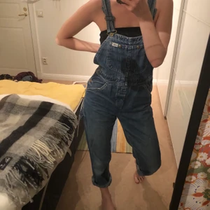 Lee hängselbyxor - Mina älskade Lee hängselbyxor! Hade gärna behållit dem själv men dem är aningen för tajta på mig. Jag är 170cm lång, axelbanden går att spänna/göra lösare. Färgen är en klassisk jeansblå💙💙💙 Det angivna fraktpriset är maxpris. Finns möjlighet till lägre fraktpris men det vet jag först när paketet vägs på posten✨💕