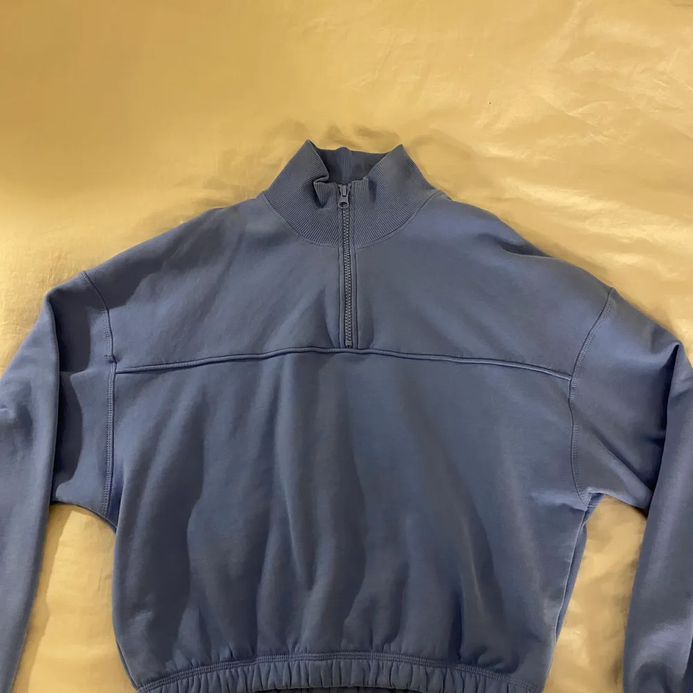 Fin blå sweatshirt från weekday med half zip. Passar perfekt till vintern☃️❄️ Storlek XS. Tröjor & Koftor.