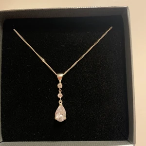 Silver halsband  - Säljer detta fina silverhalsband. Det är gjort av äkta silver med två mindre stenar och en större. Fick detta på min födelsedag förra året men använder inte det längre tyvärr. Halsbandet är i jätte fint skick och verkligen inget är fel på det. Köpare står för frakt, boxen medföljer💕