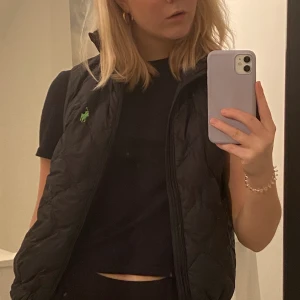 Ralph Lauren väst - Säljer denna väst från Ralph Lauren i storlek s. Dne är i fint skick och lite tunnare i materialet. Frakt tillkommer