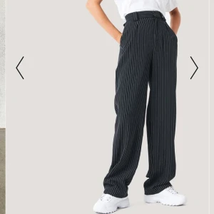 Kostymbyxor  - Supersnygga raka randiga kostymbyxor från nakd i storlek 40 men sitter mer som en 38a :)