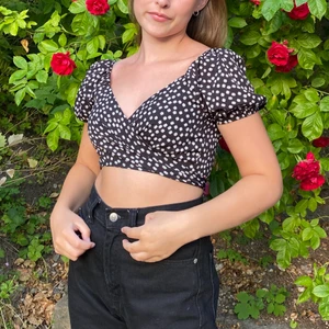 Knytblus  - En topp? En magtröja? En blus? I don’t know man. Jättesöt och går att knyta lite hur man vill! Köparen står för frakten🪐