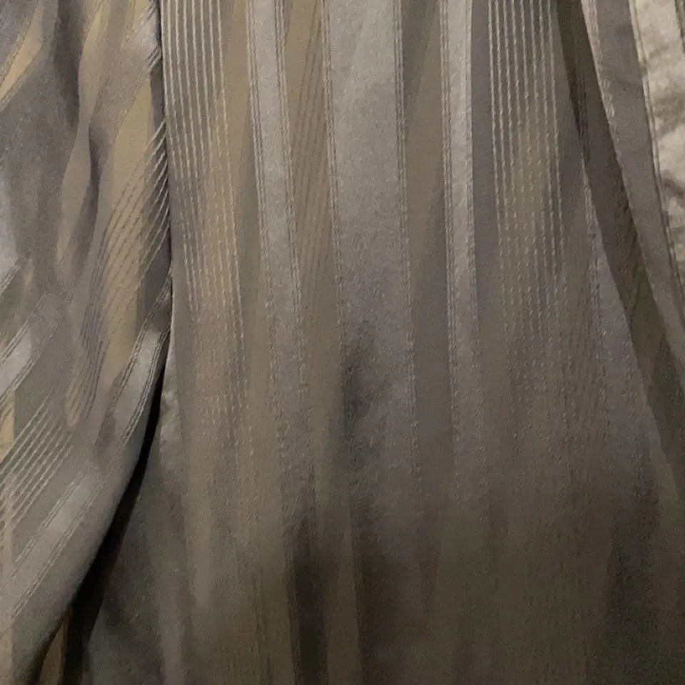 Silkesmaterial och lite genomskinlig, använd Max 2ggr. Skjortor.