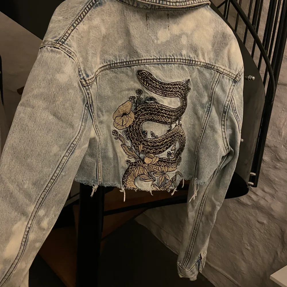 Jeans jacka köpt på wasteland i LA för 50$ . Jackor.