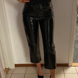 Nakd byxor  - Festliga byxor köpta från nakd. Strl 34, använda ett fåtal gånger. Croppade.