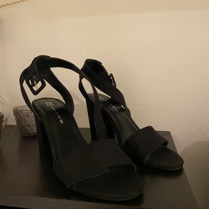 Klackskor - Klackskor med bred klack köpta från Din Sko. Strl 37. Klackhöjd 7cm 