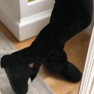 ZARA byxor slits - Svarta jeans från ZARA med slits nertill. Skit snygga tyvärr lite för långa för mig, jag är 165 cm. Bra stretch och man får en fin midja i dem 