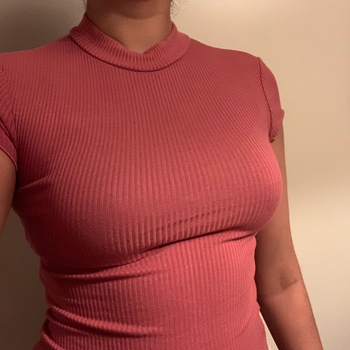 Rosa topp med lettuce hem  - 90