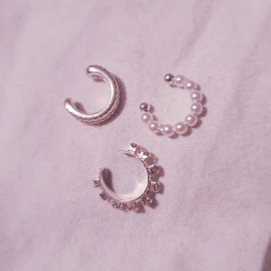 Fejk piercing/ örhänge - Små smycken man kan sätta fast på örat♡ fina och oanvända köpta på Hm♡ En för 20kr eller alla för 50kr ♡