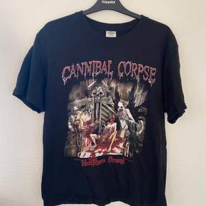 En skit cool Cannibal corpse t-shirt. Den är i storlek M, är ganska stor i storleken och är i princip i nyskick. Hör av er vid intresse❤️