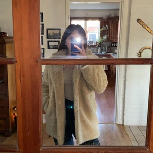 Teddy kappa - Kappa i storlek 36 från Hm. Använd men fortfarande i väldigt fint skick. Köpt för 500kr. Litet hål i fickan men det är sytt. 