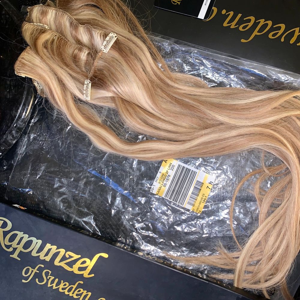 Aldrig använt äkta löshår med orginalförpackning.  60cm äkta hår från Rapunzel of Sweden i färgen ”summer blonde/M7.4/8.0” clip on set med 7 delar  Nypris: 1500kr. Accessoarer.