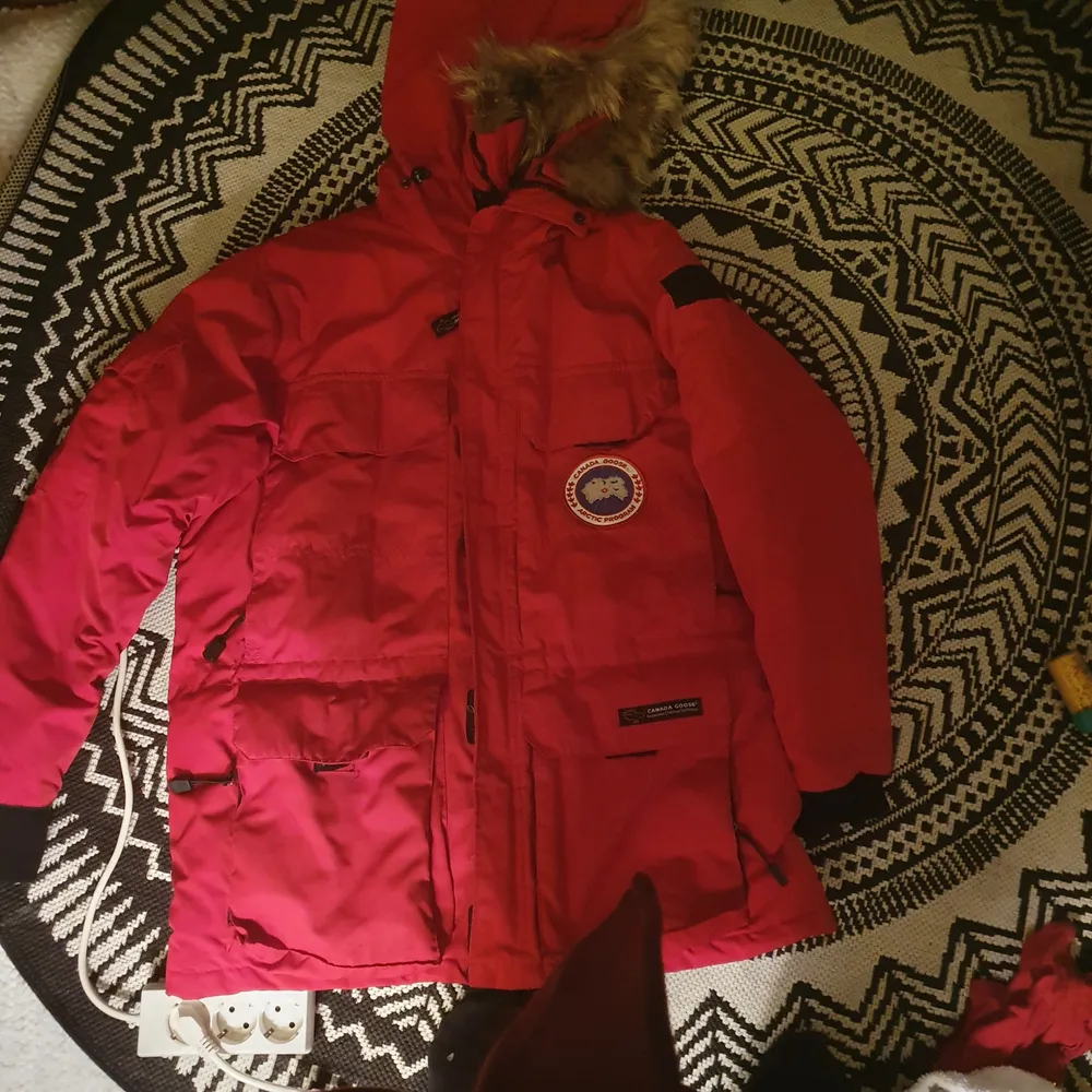 En original vintage Canada Goose jacka som jag använda forra vinter för nästan 2 manader och ser ut fint. Passar xxs_m beror på  hur man vill ha på sig. I bra skick utan defekt. Jackor.