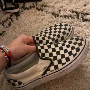 Vans - Snygga vans. Använda men var stick! Säljer för att dom är för små. Frakt står köparen för eller mötas upp i centrala Stockholm💕