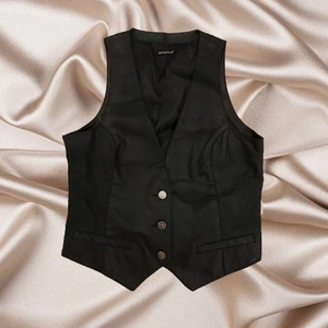 Läderväst - Pu skinnväst som är hur ball som helst tillsammans med ett par skinnbyxor😍