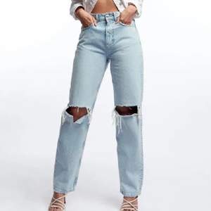 Populära jeans från Gina Tricot, I strl 36 men passar även 34. Sparsamt använda, köpta för 600kr, säljer för 463 kr ( inklusive frakt ) om fler är  intresserade kan det bli en kort budgivning💗 Skriv privat om ni undrar något eller vill Köpa, fler bilder finns att få!💗💗 