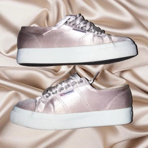 Superga sneakers - Ljusrosa sneakers med hög sula från Superga i väldigt bra skick😍 storlek 39