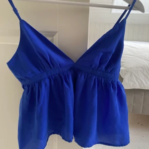Så fin topp från BikBok!! 💖 - Säljer denna fina topp. Aldrig använd, bara testad 💖 Frakt på 25kr tillkommer 🥰