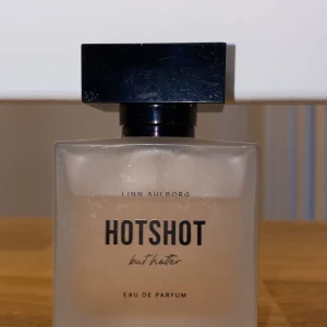 Hotshot but hotter by linn Ahlborg  - Helt slutsåld! Budgivning startar idag (31/12) slutar idag 18.00!!! Bud från 700kr  skickar spårbart! Doften är underbar men passar inte riktigt mig