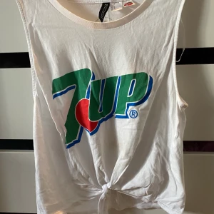 7up linne - Coolt linne från h&m som tyvärr ej kmr till användning. Pris + 45kr frakt, hör av er vid frågor! 🦋