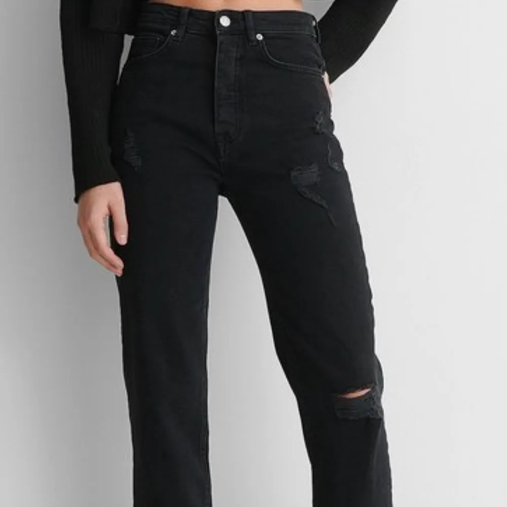Raka svarta jeans med slitningar från nakd. Storlek 32 sitter väldigt bra och passar om du är runt 160💞. 200+ frakt 50kr. Jeans & Byxor.