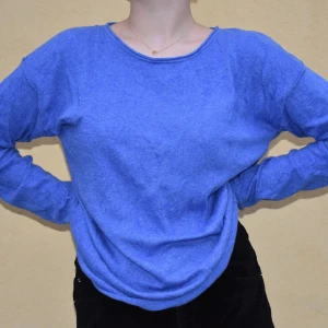 blå stickad tröja - fin tröja från hm❣️inte riktigt lika blå som på bilden men nästan. bekväm och snygg🧚🏼‍♀️säljer pga att den innehåller angora-päls och är vegan💫passar S-L skulle jag säga, på bilden M🧡