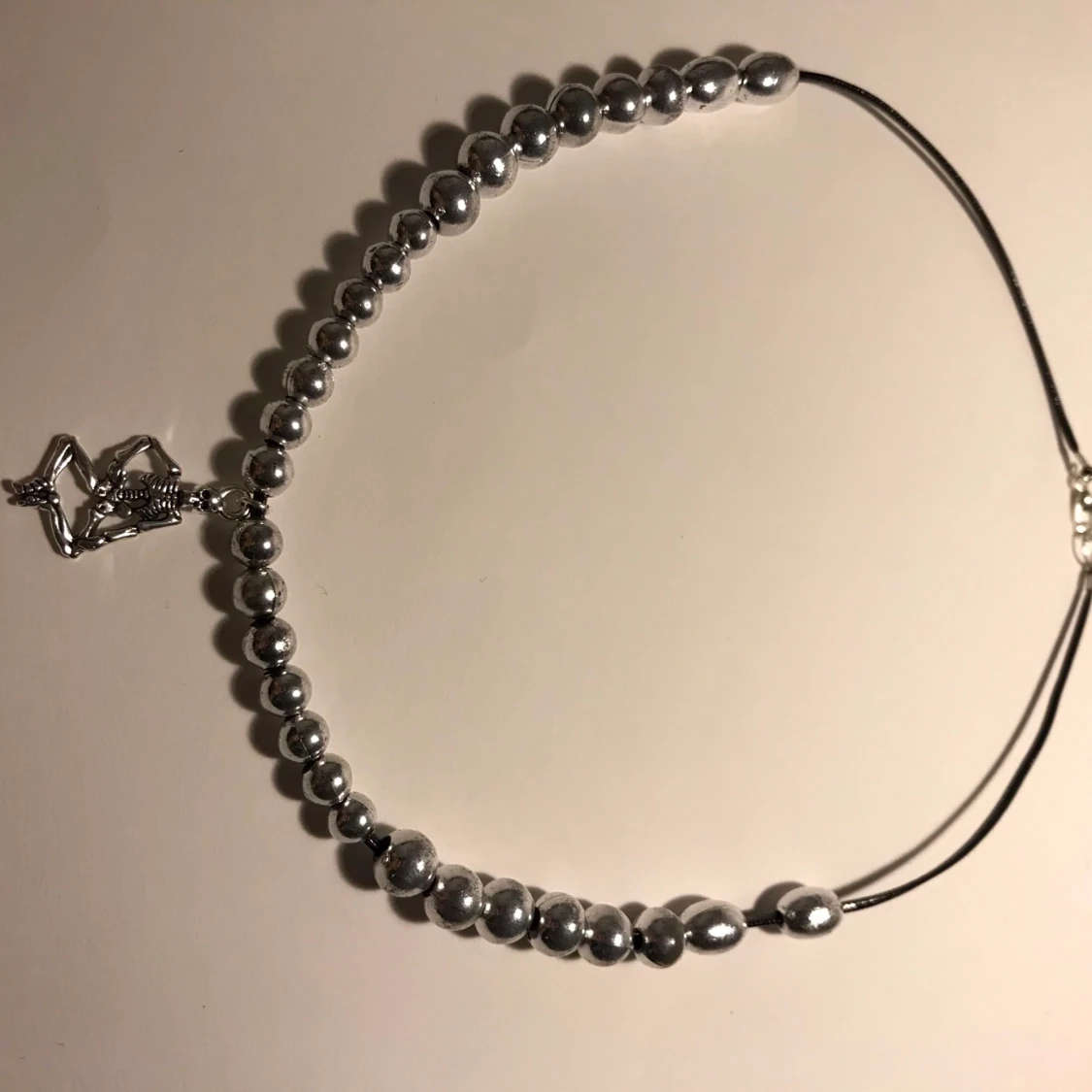 Skelett sett med örhängen och halsband 