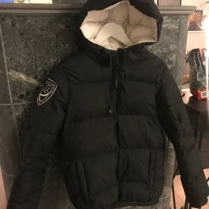 Dbrand jacka  - Svart vinterjacka i storlek S men passar även XS, jackan är i bra skick