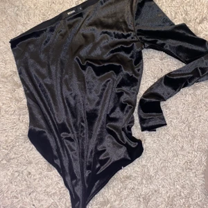 Body - Bikbok - Endast använd en gång på en födelsedagsfest. Storlek S, en armad