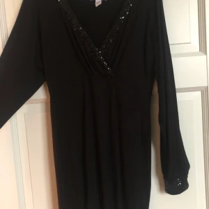 Svart klänning  - Svart klänning i storlek S. Aldrig använd. Frakt ingår. 