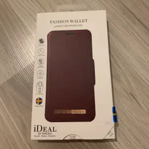 Magnetiskt plånboks-fodral i vinrött/burgundy som fungerar som ett på och avtagbart skal till de övriga skalen från ideal of Sweden. Aldrig öppnat. Passar både iPhone X och Xs. Står inte för postens slarv!